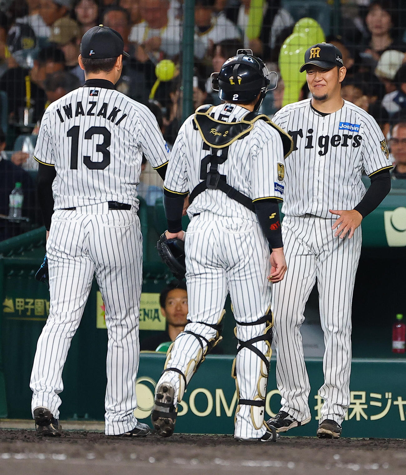 阪神対広島　岩貞祐太（右）はベンチ前で梅野隆太郎（中央）と岩崎優を出迎える（撮影・上田博志）