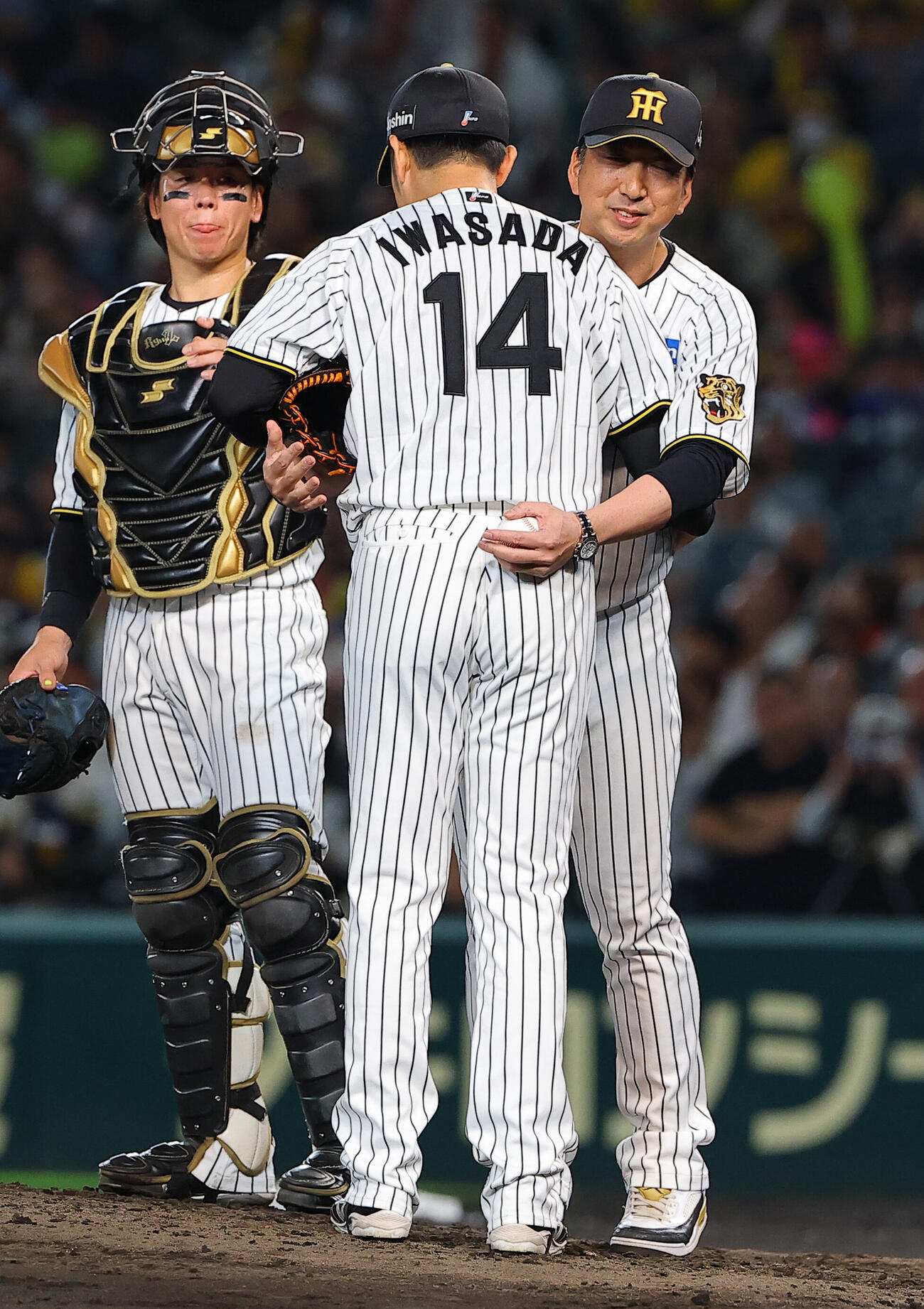 阪神対広島　登板を終えた岩貞祐太（中央）を労う藤川球児監督（右）と梅野隆太郎（撮影・上田博志）