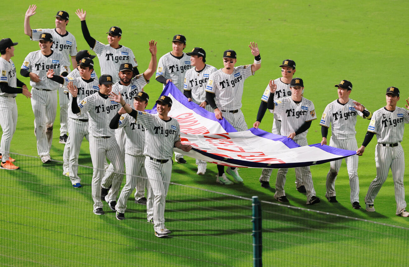 ペナントを手に場内一周する阪神藤川球児監督（手前左）と選手たち（撮影・上山淳一）
