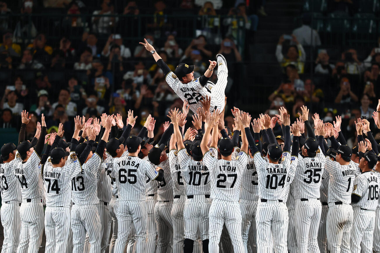 阪神対広島　優勝セレモニーでナインから胴上げされる阪神藤川球児監督（撮影・加藤哉）