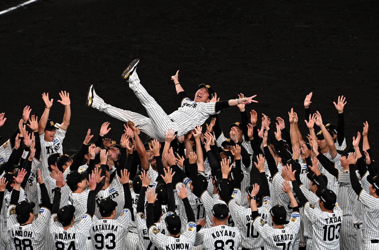 リーグ優勝を果たし胴上げされる阪神藤川球児監督（撮影・石井愛子）
