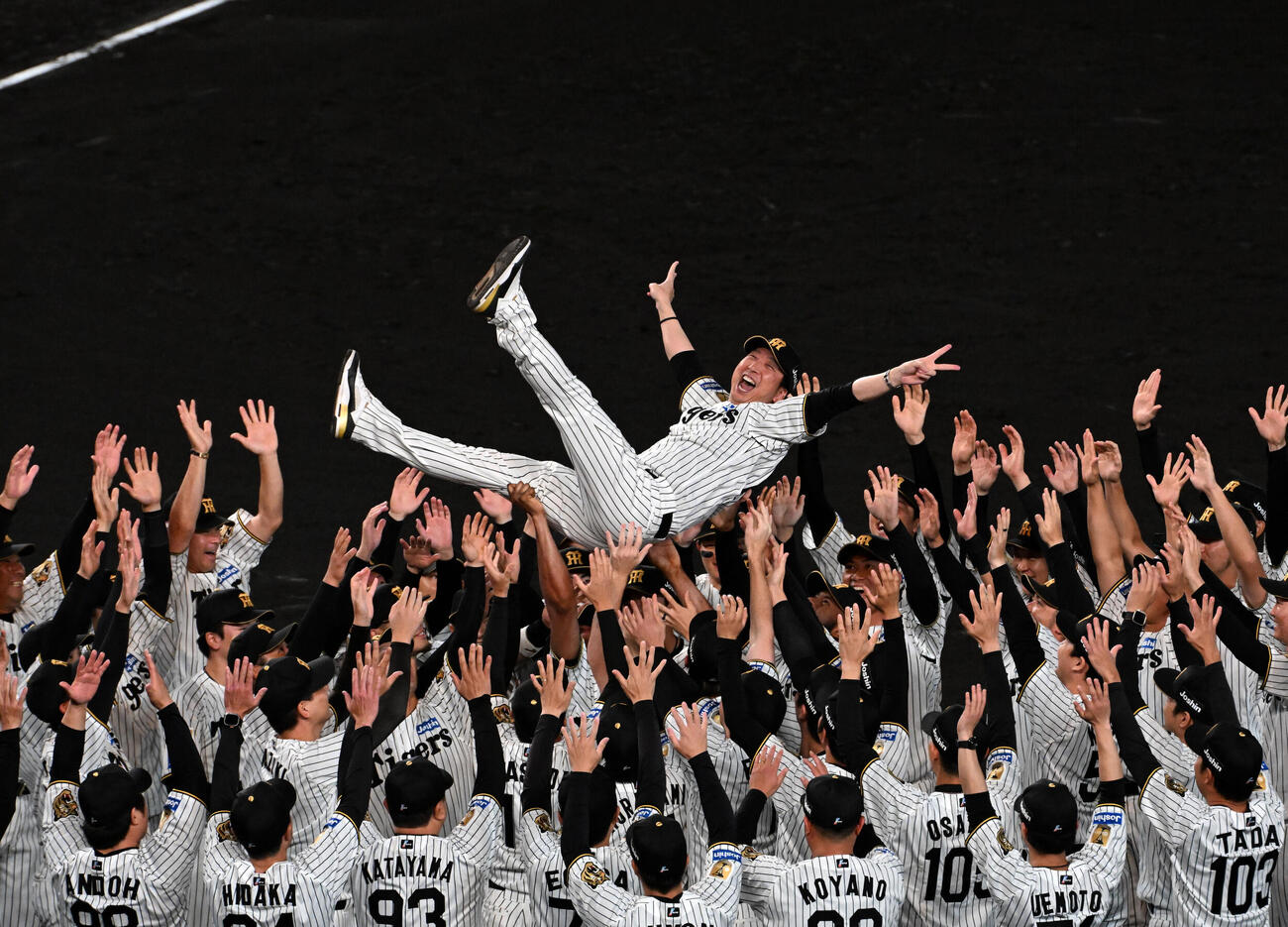 リーグ優勝を果たし胴上げされる阪神藤川球児監督（撮影・石井愛子）