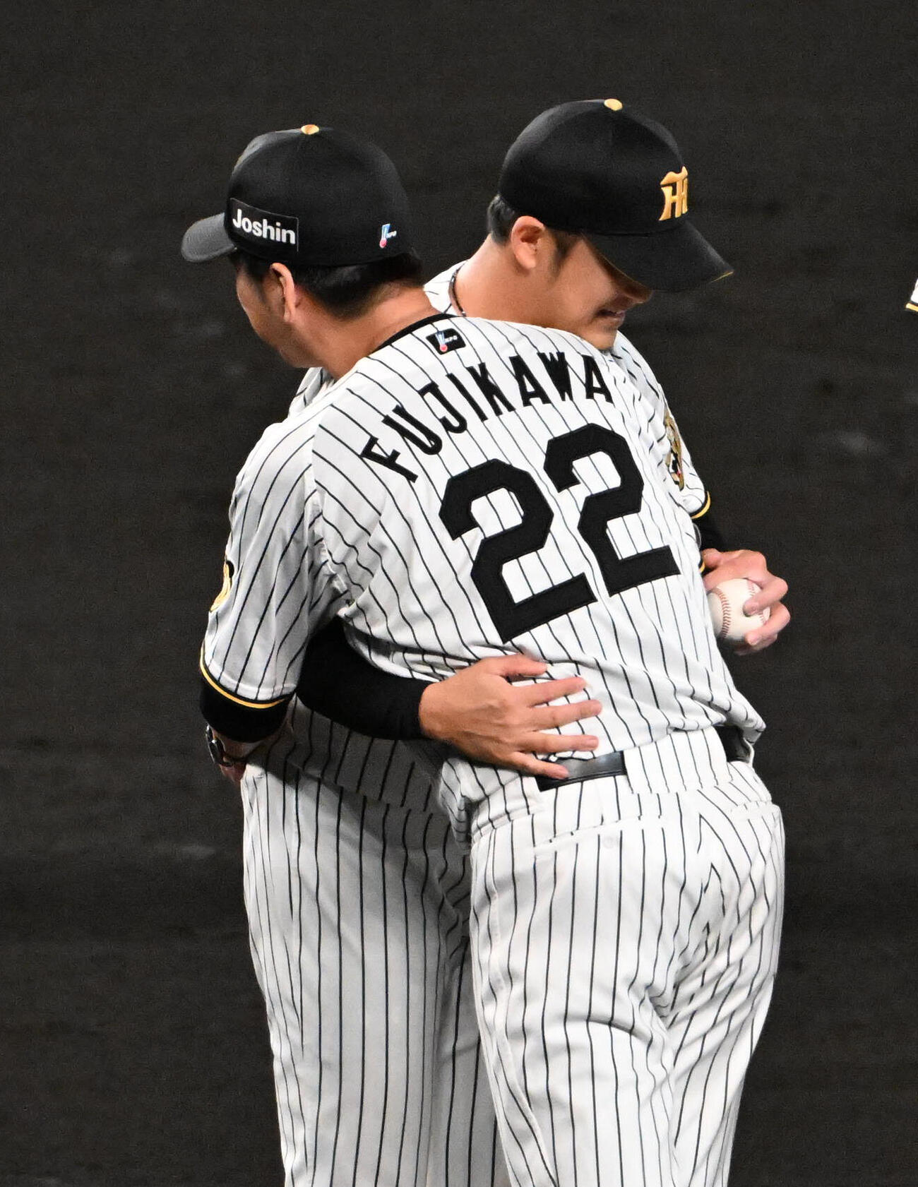 阪神対広島　7回表途中、登板を終え藤川球児監督と抱き合う岩貞祐太（撮影・石井愛子）