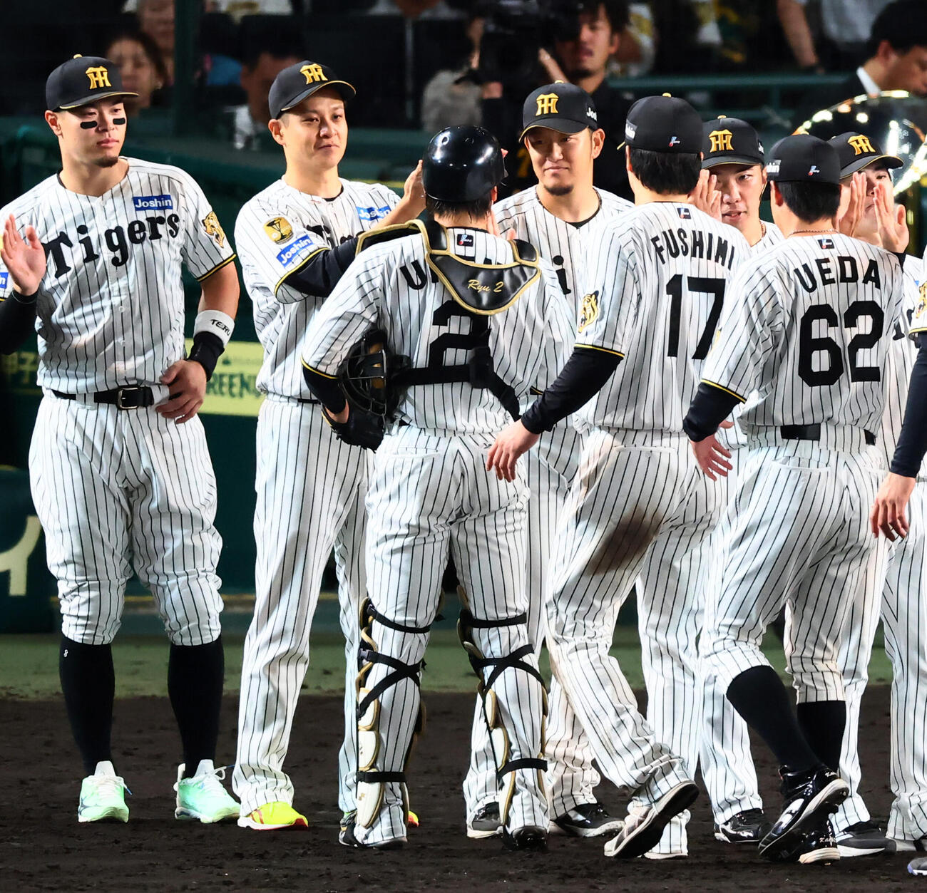 阪神対広島　広島に勝利し梅野隆太郎（左）からウイニングボールを手渡される阪神岩貞祐太（撮影・加藤哉）