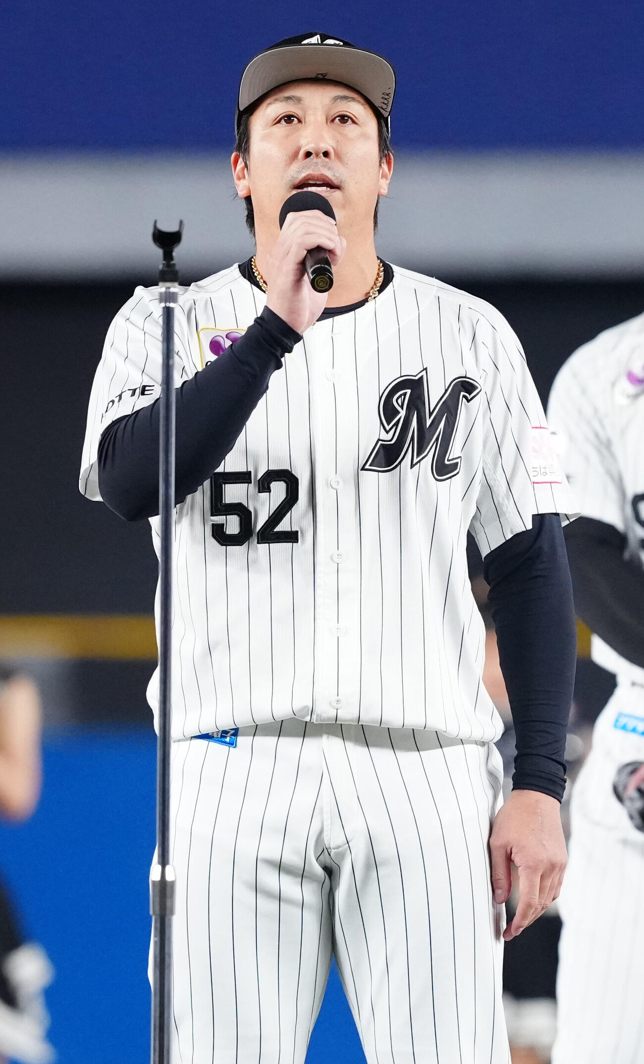 ロッテ対西武　最終戦セレモニーであいさつするロッテ益田直也（撮影・鈴木みどり）