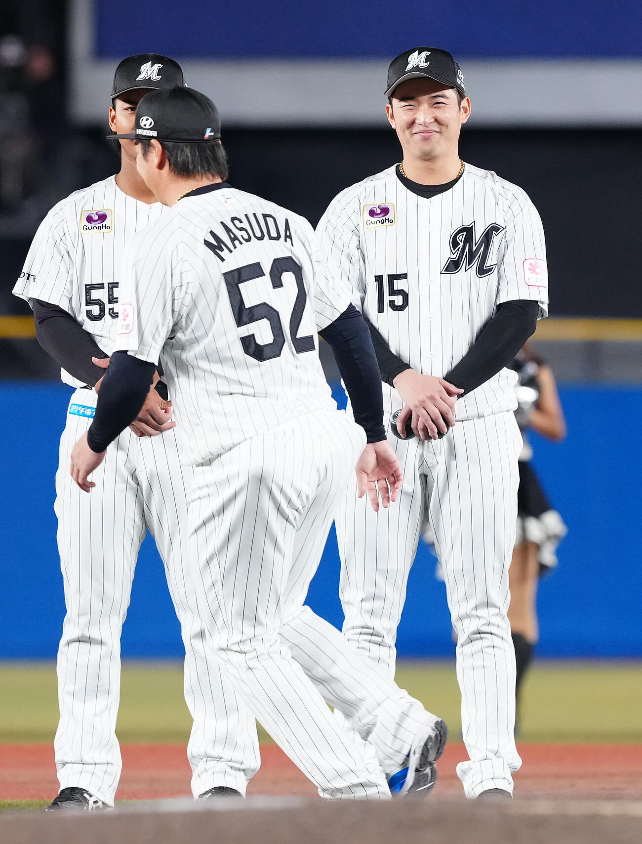 ロッテ対西武　最終戦セレモニーであいさつを終えた益田直也（手前）を笑顔で見るロッテ横山陸人（撮影・鈴木みどり）