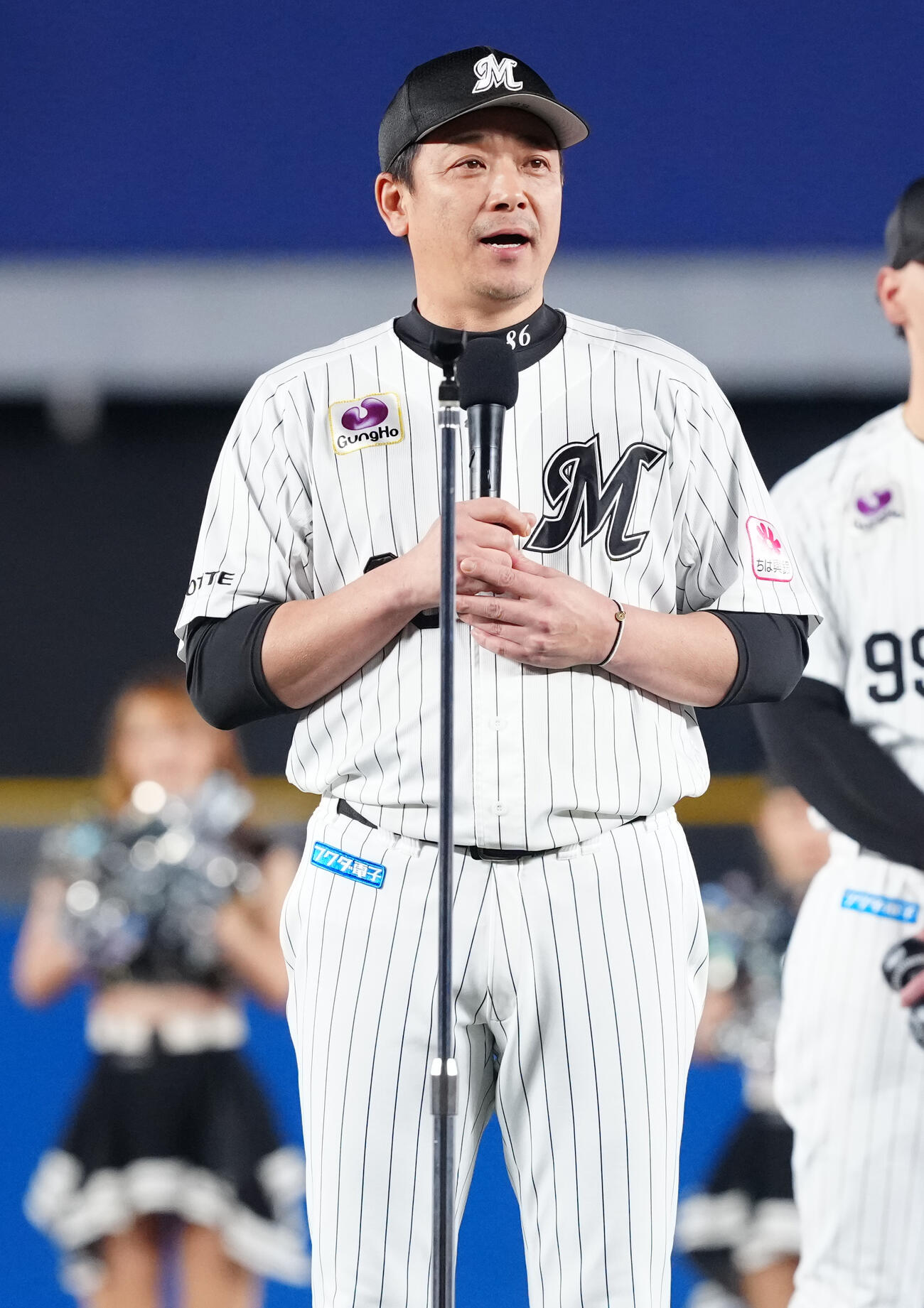 ロッテ対西武　最終戦セレモニーであいさつするロッテのサブロー監督（撮影・鈴木みどり）