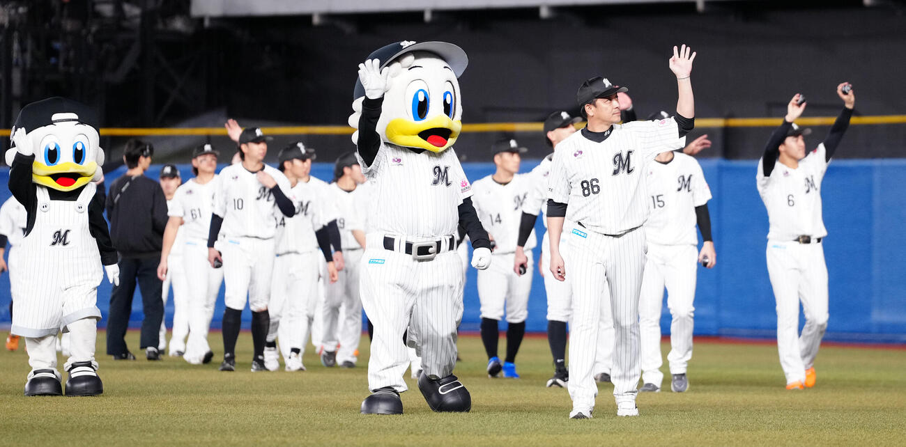 ロッテ対西武　最終戦セレモニーで声援に応えるロッテのサブロー監督とナイン（撮影・鈴木みどり）