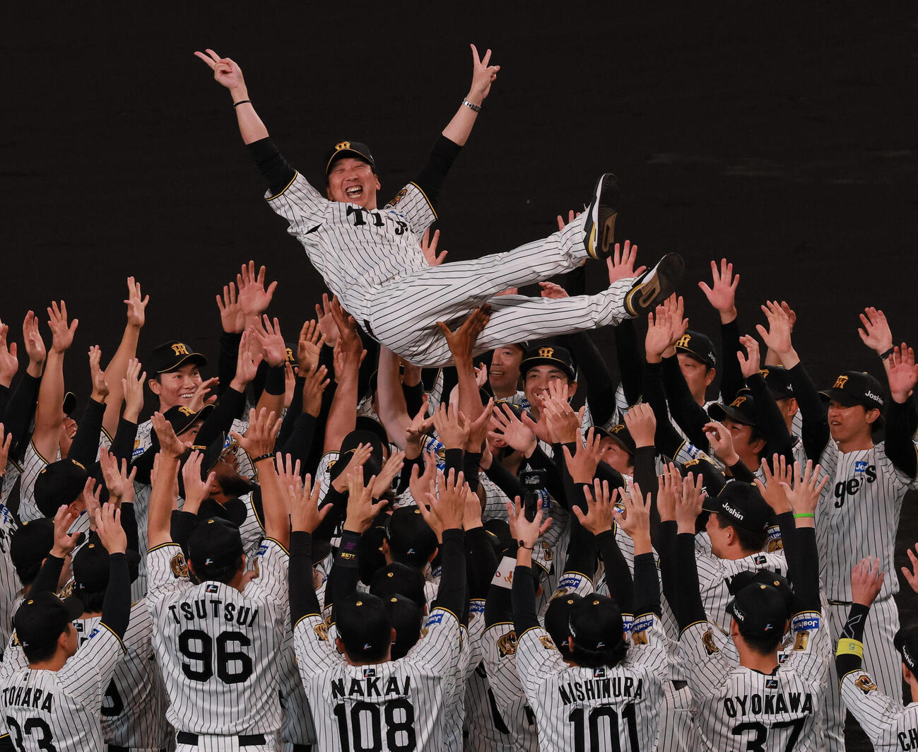 セ・リーグ連覇を果たし、優勝セレモニーで胴上げされる阪神藤川球児監督（2026年10月6日撮影）