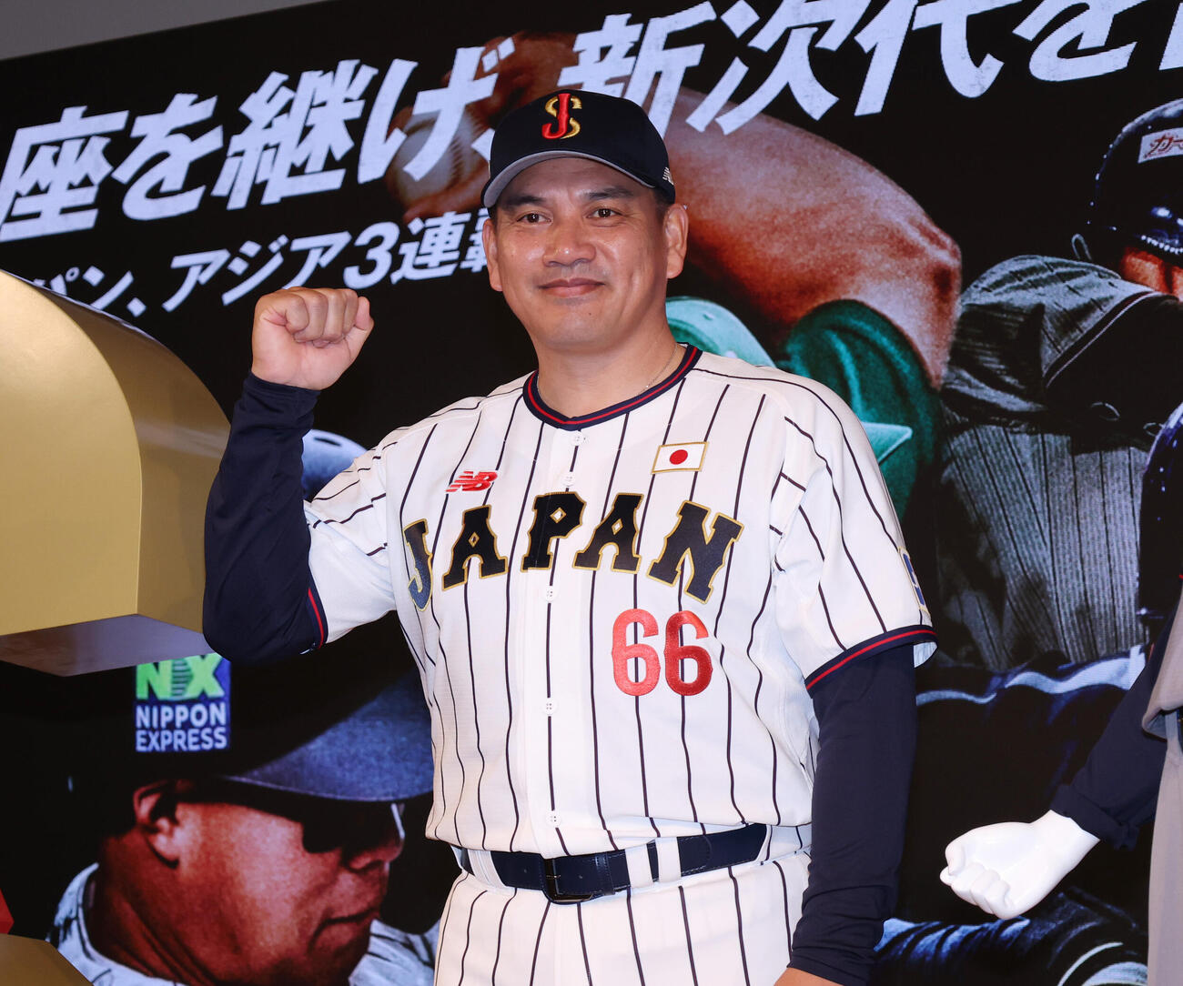 侍ジャパン出場予定選手発表会見に登壇し笑顔でガッツポーズをする侍ジャパントップチーム井口資仁監督（撮影・増田悦実）