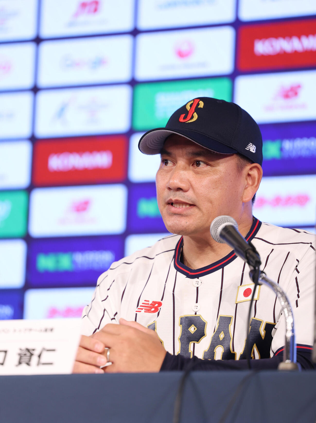 侍ジャパン出場予定選手発表会見に登壇し話をする侍ジャパン井口資仁監督（撮影・増田悦実）