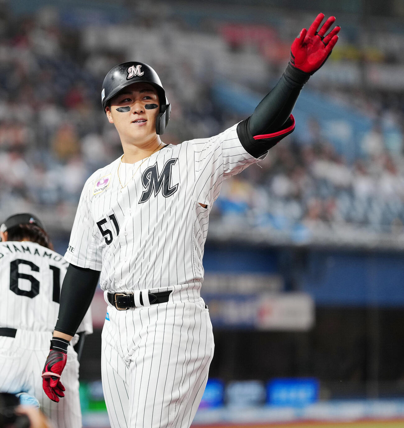 2026年10月5日、ロッテ対西武　3回裏ロッテ無死、ソロ本塁打を放った山口航輝は声援に応える（撮影・鈴木みどり）