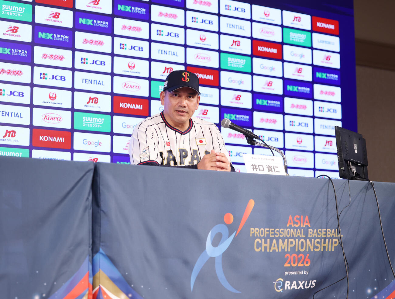 侍ジャパン出場予定選手発表会見に登壇し話をする侍ジャパン井口資仁監督（撮影・増田悦実）