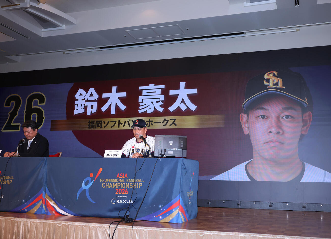 侍ジャパン出場予定選手発表会見に登壇しメンバーを発表する侍ジャパン強化委員会中村勝彦委員長（左）と侍ジャパン井口資仁監督（撮影・増田悦実）