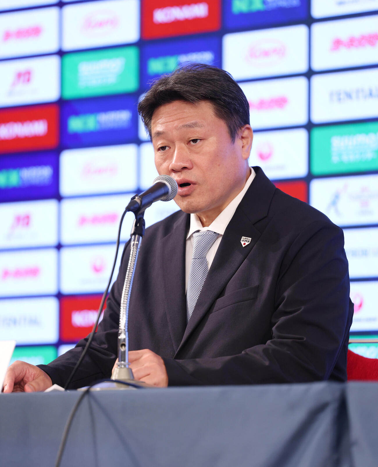 侍ジャパン出場予定選手発表会見に登壇し話をする侍ジャパン強化委員会中村勝彦委員長（撮影・増田悦実）