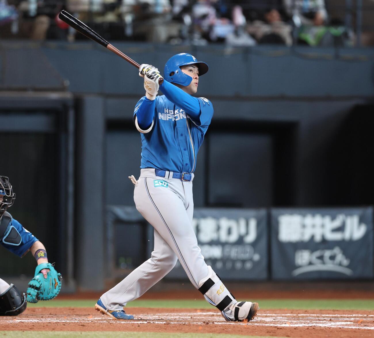 日本ハム紅白戦　8回表紅組1死一塁、2点本塁打を放つ柴田獅子（撮影・黒川智章）