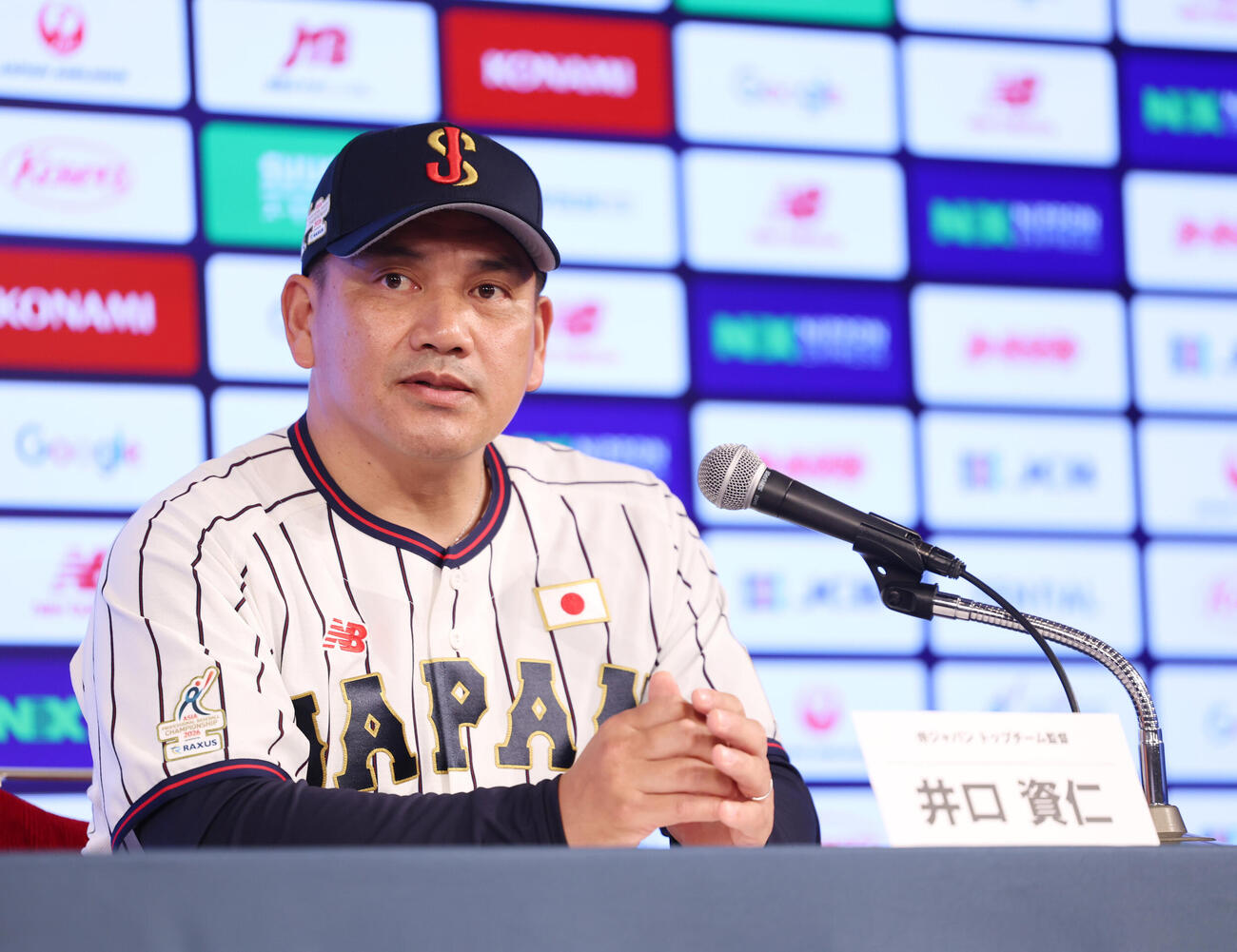 侍ジャパン出場予定選手発表会見に登壇し話をする侍ジャパン井口資仁監督（撮影・増田悦実）