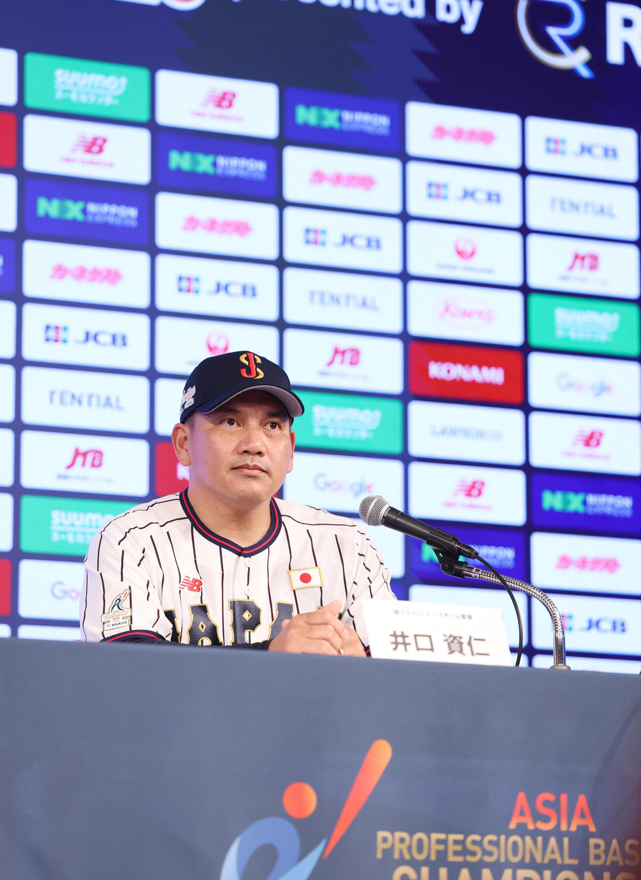 侍ジャパン出場予定選手発表会見に登壇し話をする侍ジャパン井口資仁監督（撮影・増田悦実）