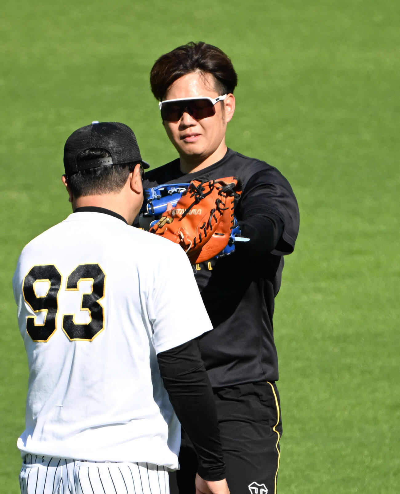 ストレッチをする阪神西勇輝（撮影・石井愛子）