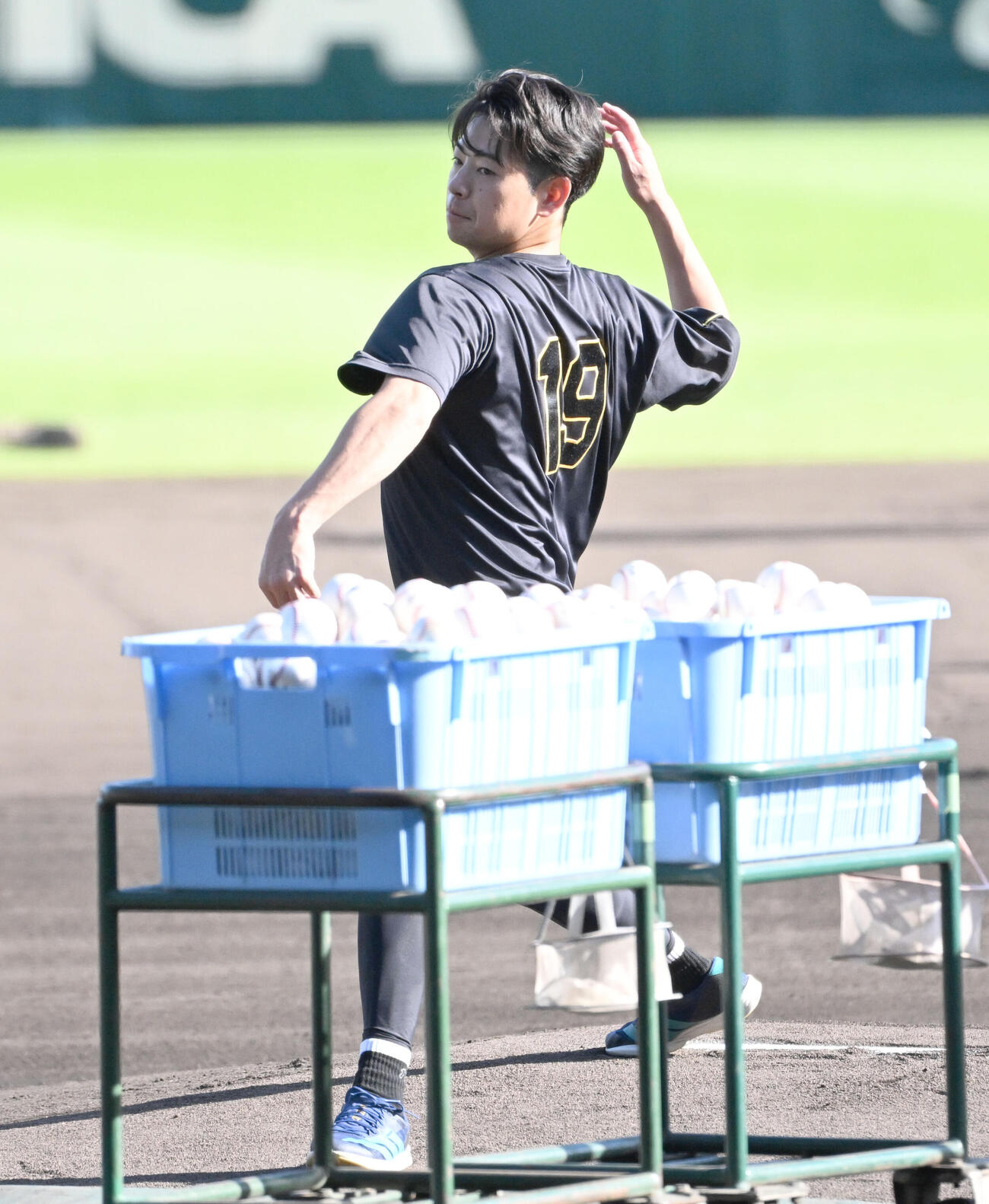 マウンドを確かめる阪神下村海翔（撮影・石井愛子）