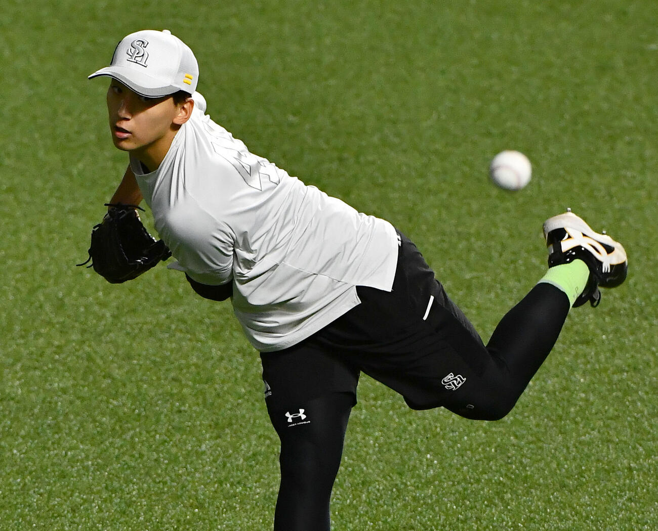 キャッチボールを行うソフトバンク前田悠伍（撮影・岩下翔太）