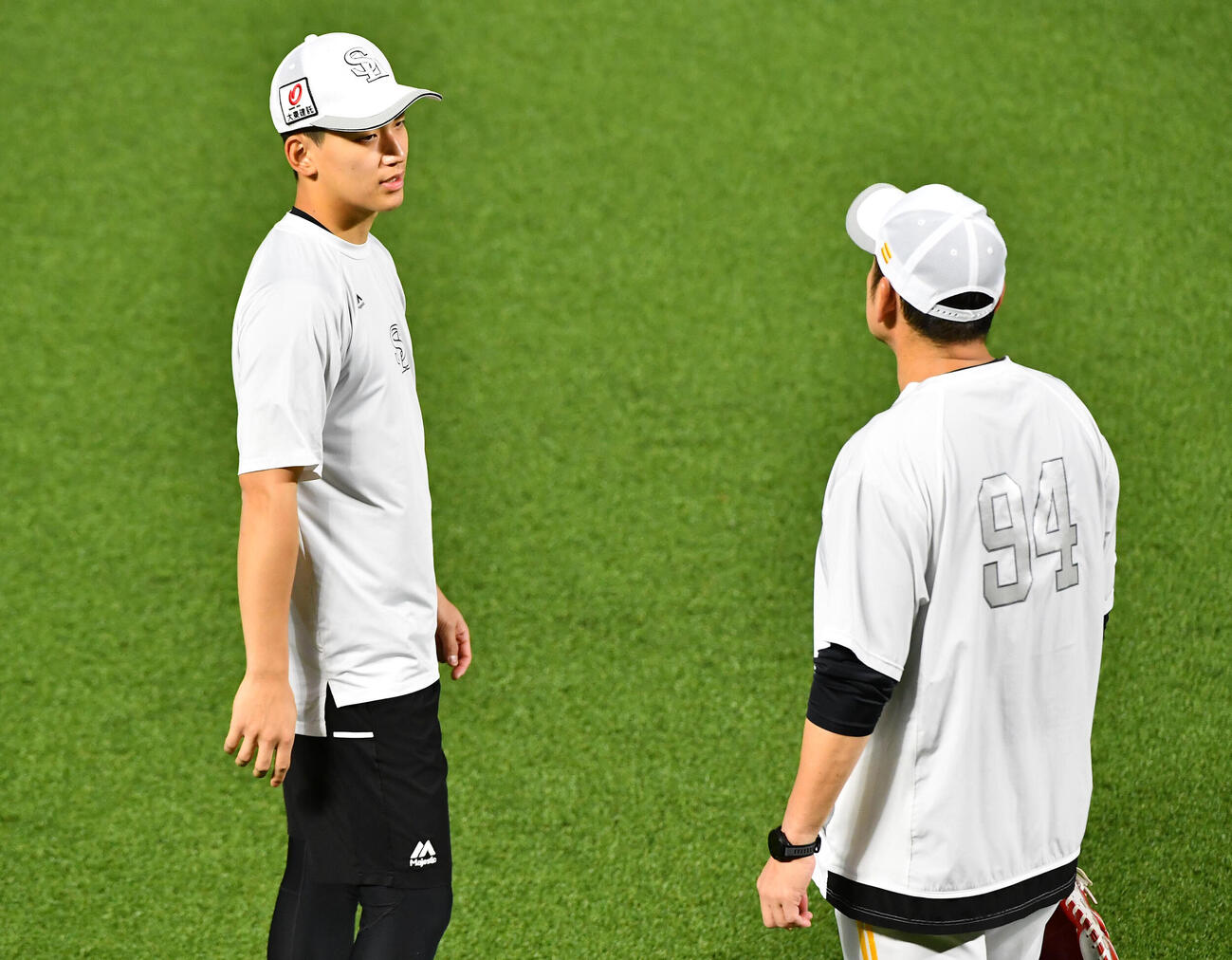 倉野信次投手チーフコーチ兼投手ヘッドコーディネーター（右）と話すソフトバンク前田悠伍（撮影・岩下翔太）
