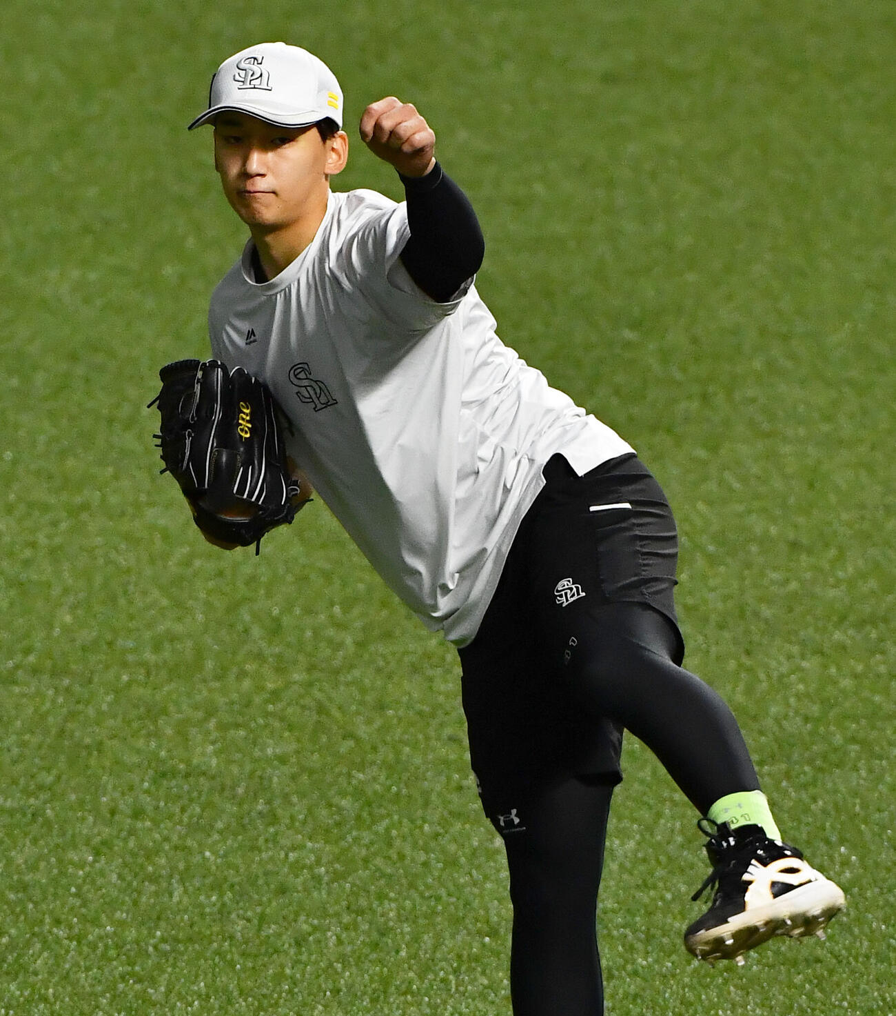 キャッチボールを行うソフトバンク前田悠伍（撮影・岩下翔太）