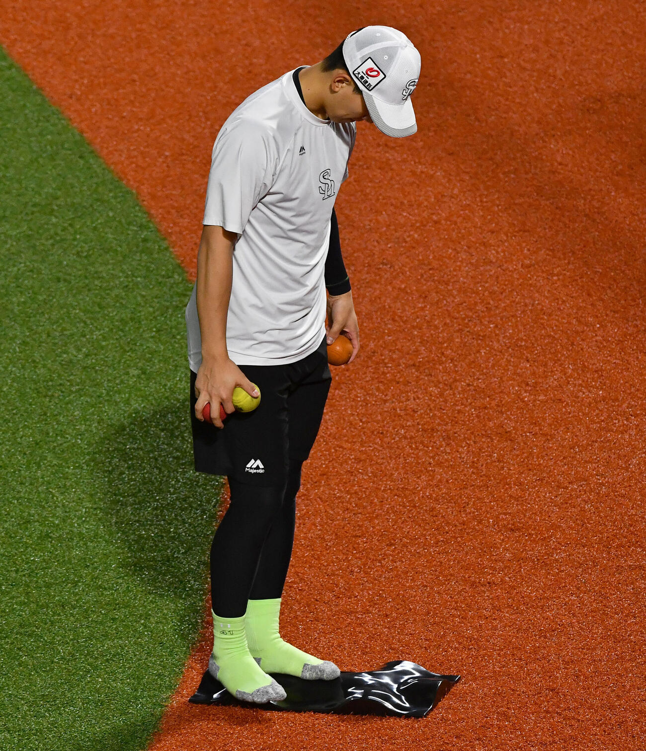 アダプベースに乗って練習を行うソフトバンク前田悠伍（撮影・岩下翔太）