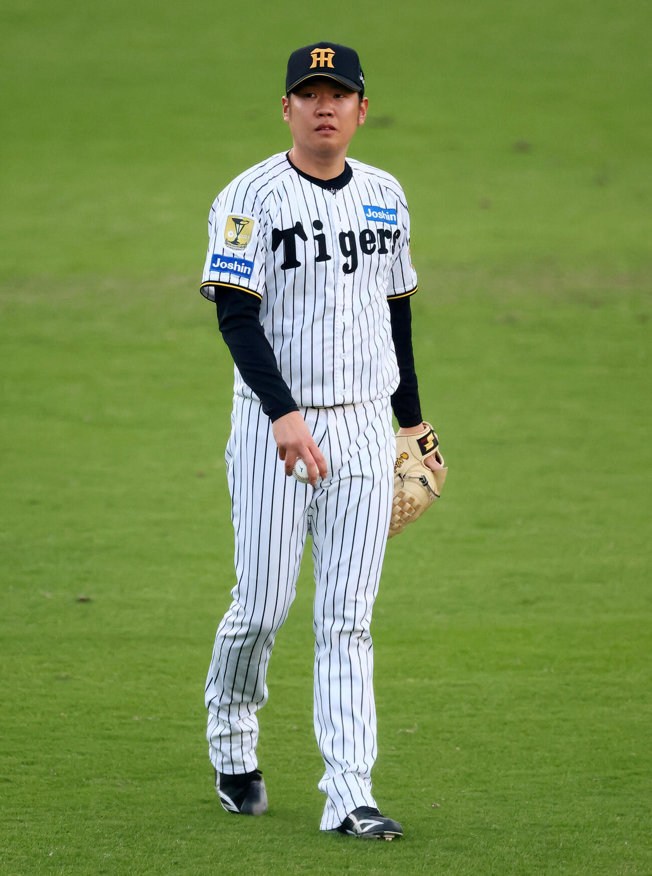 阪神対広島　試合前のキャッチボールを行う阪神西勇輝（撮影・加藤哉）