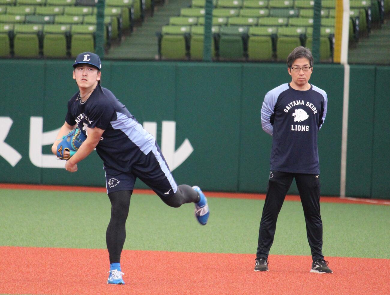 山口トレーナー（右）が状態確認する中でキャッチボールする西武隅田（撮影・金子真仁）