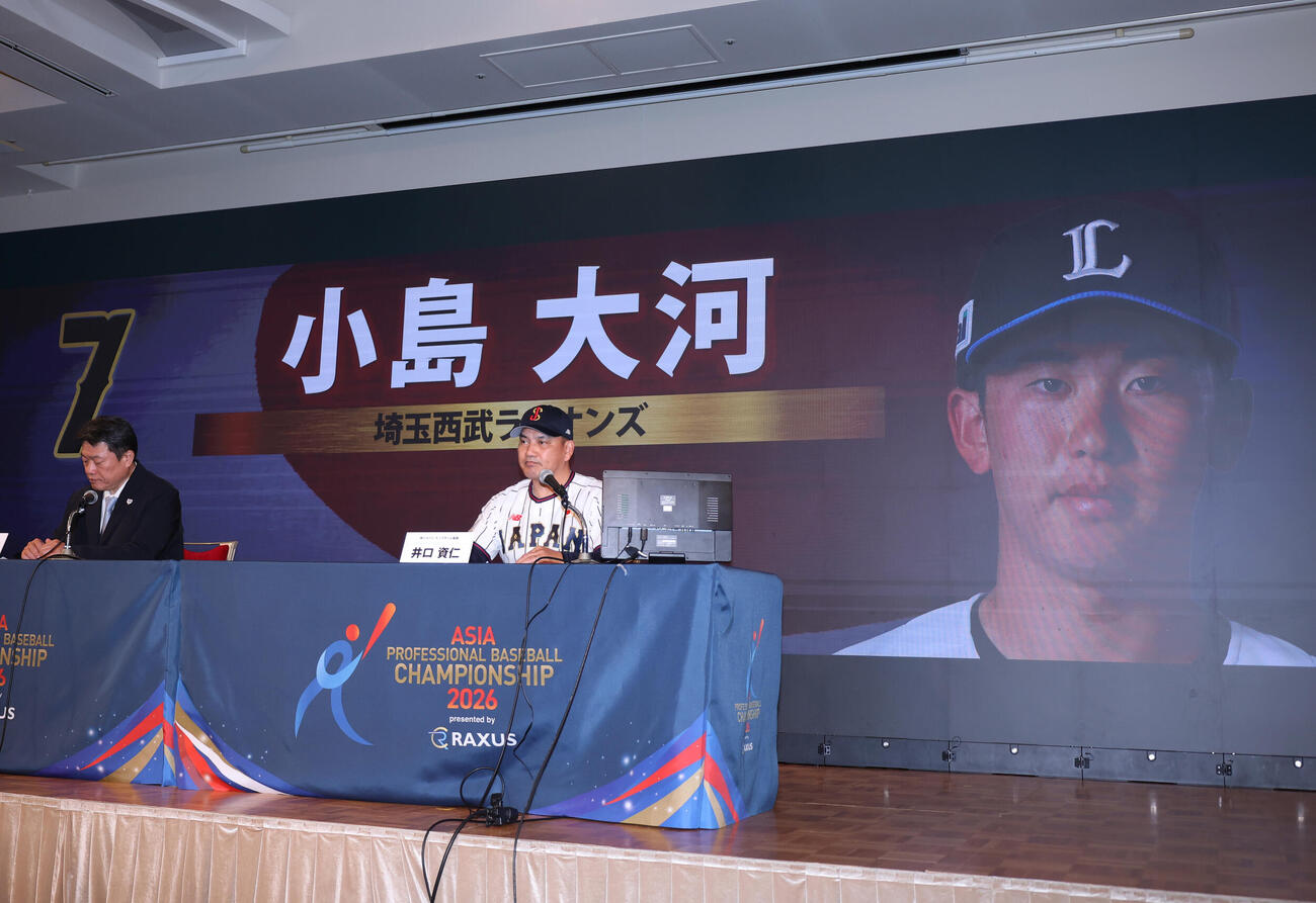 侍ジャパン出場予定選手発表会見に登壇しメンバーを発表する侍ジャパン強化委員会中村勝彦委員長（左）と侍ジャパン井口資仁監督（撮影・増田悦実）