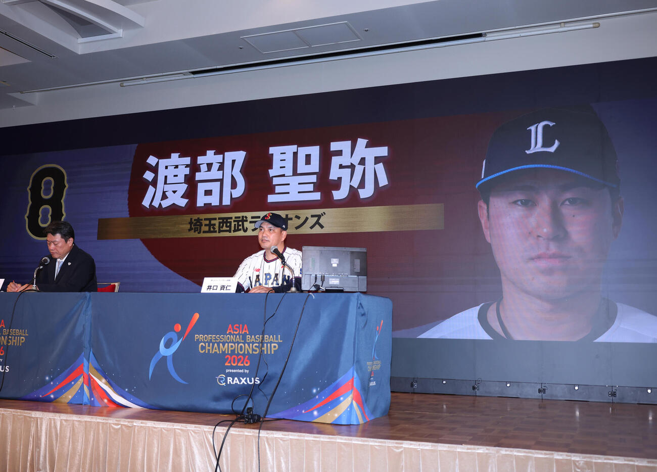 侍ジャパン出場予定選手発表会見に登壇しメンバーを発表する侍ジャパン強化委員会中村勝彦委員長（左）と侍ジャパン井口資仁監督（撮影・増田悦実）