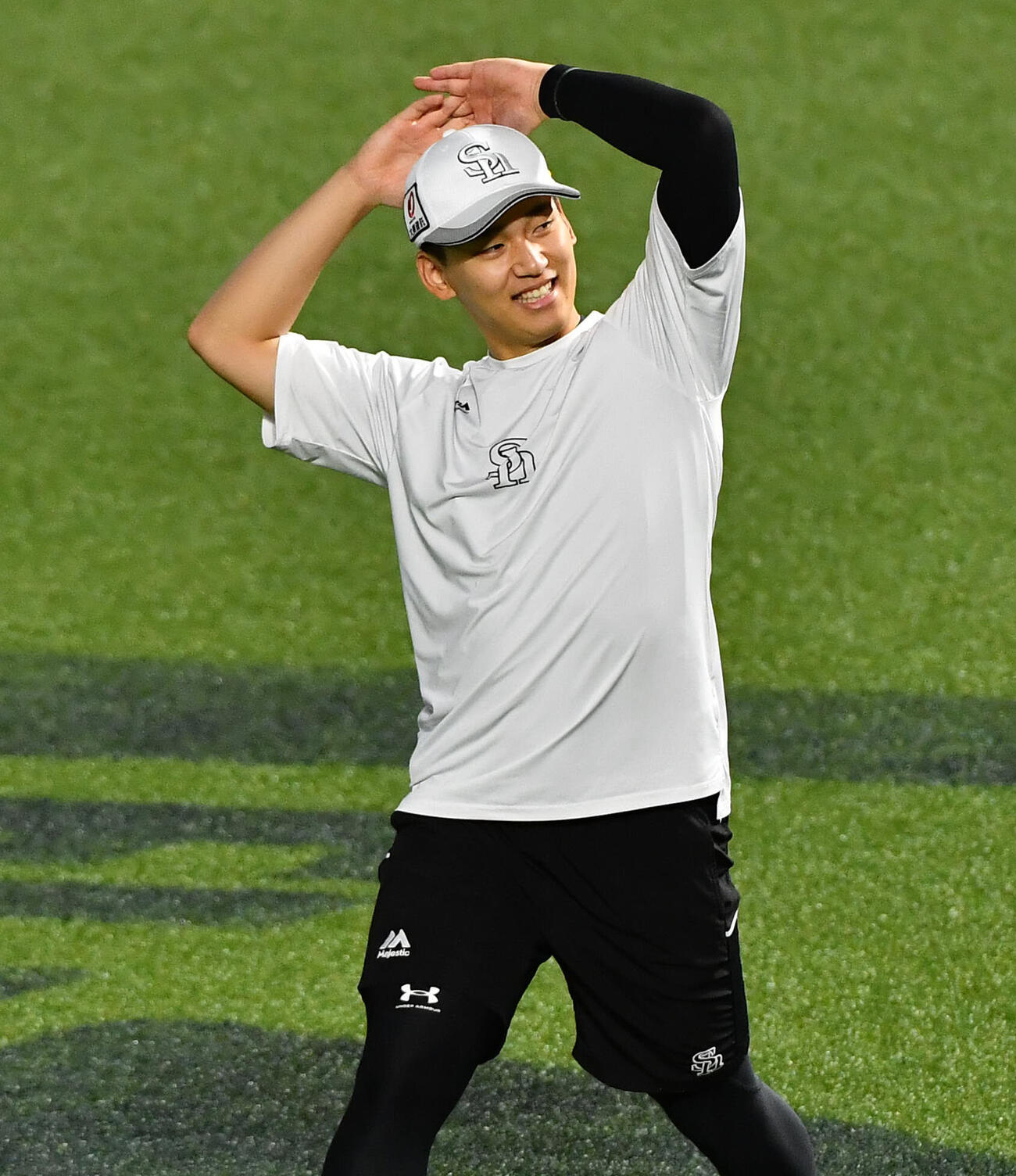 笑顔でウオーミングアップを行うソフトバンク前田悠伍（撮影・岩下翔太）