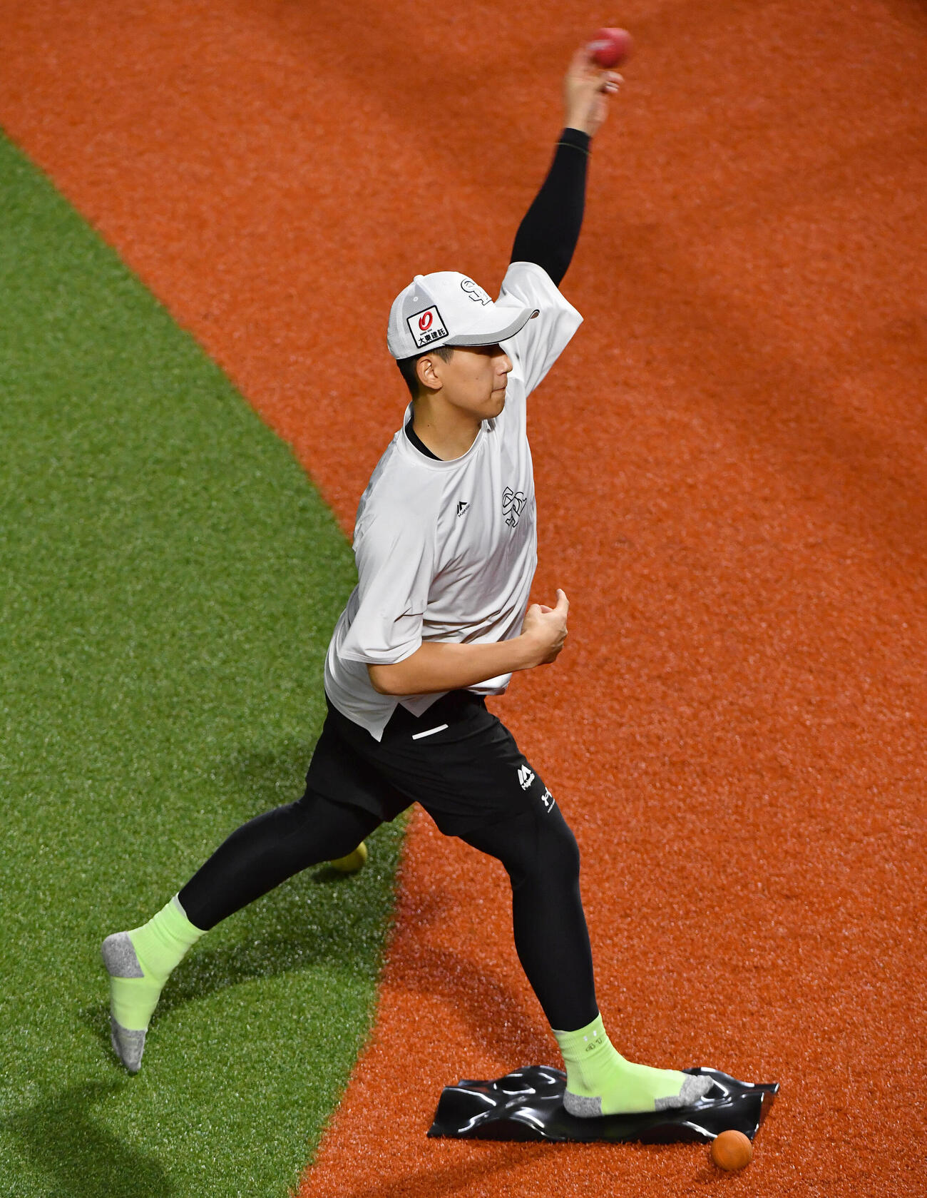 アダプベースに乗って練習を行うソフトバンク前田悠伍（撮影・岩下翔太）