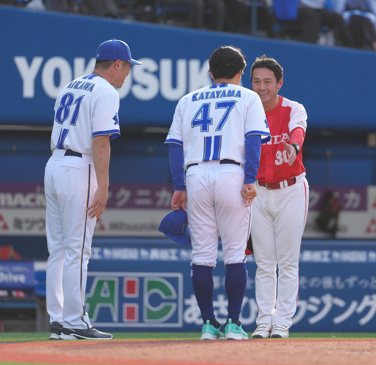 練習試合　DeNA対Honda　試合を終え、Honda・多幡雄一監督（右）とあいさつを交わすDeNA相川亮二監督（左）とHonda出身の片山皓心（撮影・足立雅史）