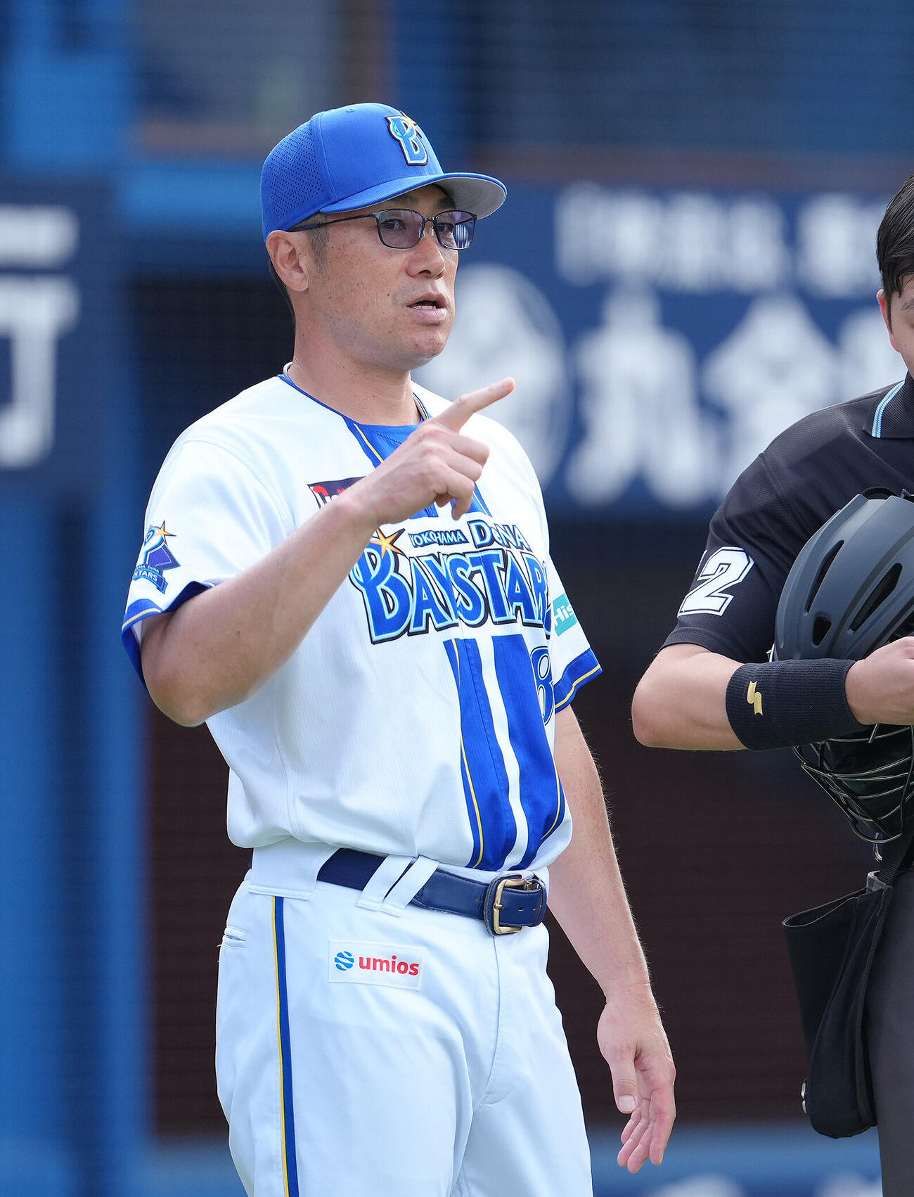 練習試合　DeNA対Honda　選手交代を告げるDeNA相川亮二監督（撮影・足立雅史）