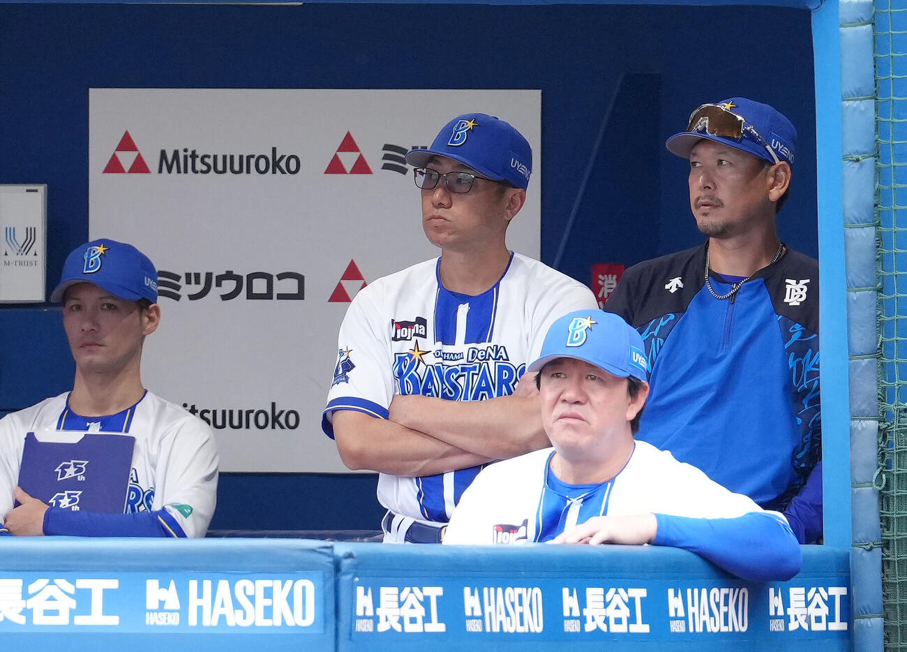 練習試合　DeNA対Honda　戦況を見つめるDeNA相川亮二監督（左から2人目）ら（撮影・足立雅史）