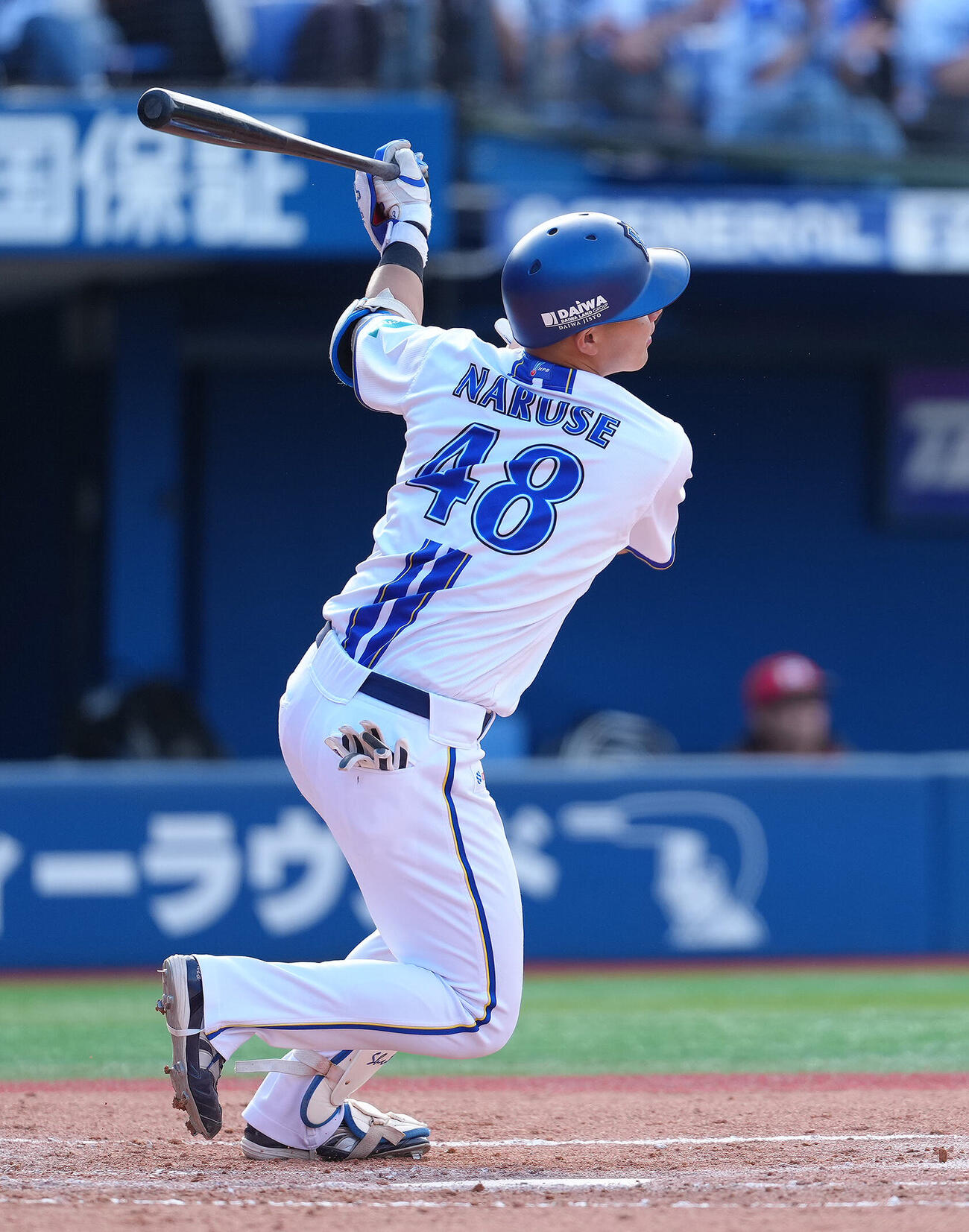 練習試合　DeNA対Honda 4回裏DeNA1死二、三塁、成瀬脩人は犠飛を放つ（撮影・足立雅史）