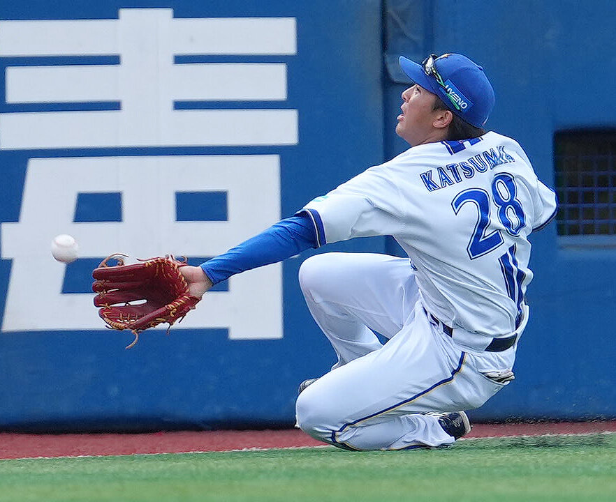 練習試合　DeNA対Honda 6回表Honda1死、打球を好捕する左翼手勝又温史（撮影・足立雅史）