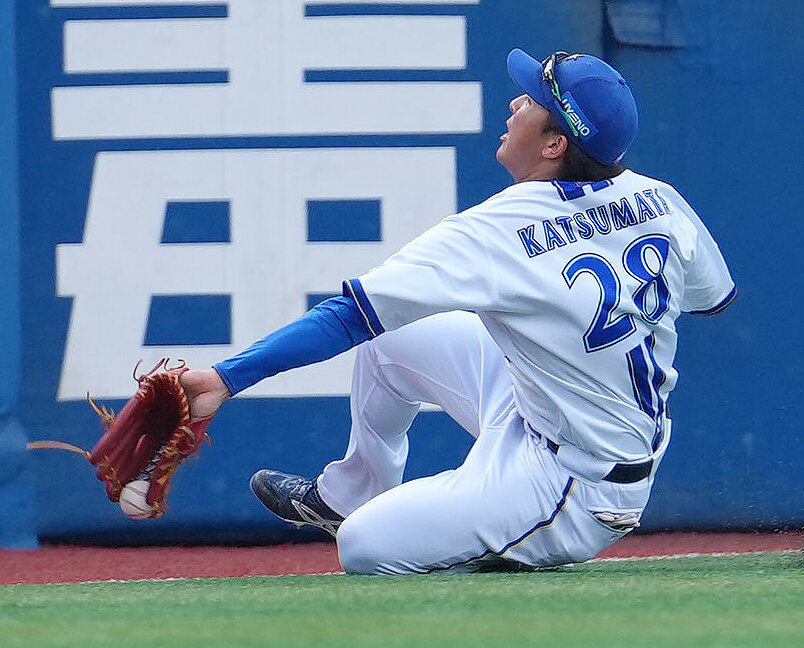 練習試合　DeNA対Honda 6回表Honda1死、打球を好捕する左翼手勝又温史（撮影・足立雅史）