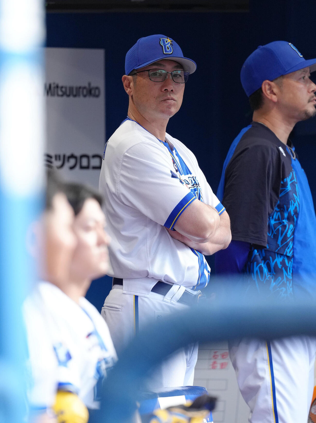 練習試合　DeNA対Honda　戦況を見つめるDeNA相川亮二監督（左）（撮影・足立雅史）