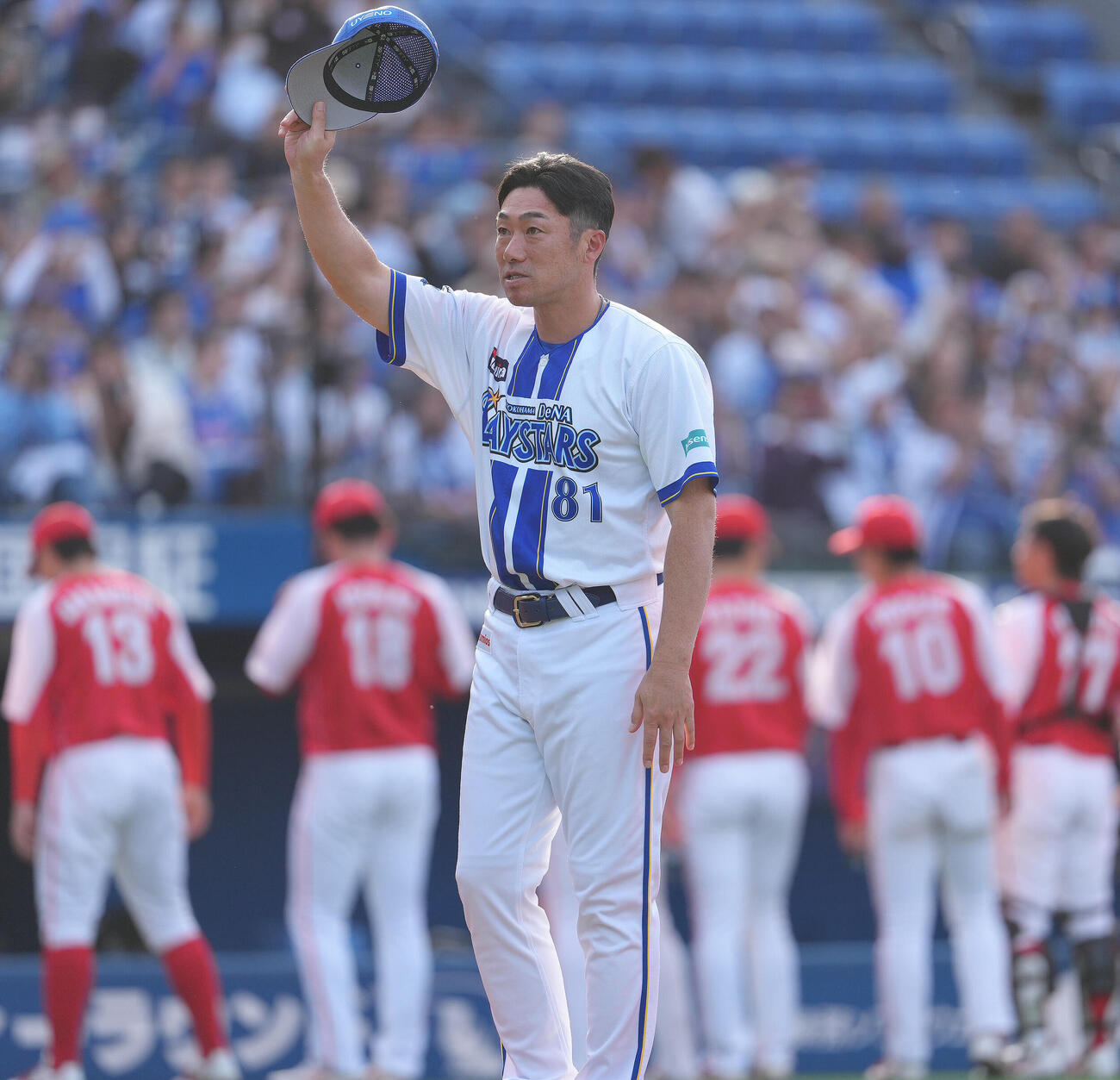 練習試合　DeNA対Honda　勝利しスタンドの声援に帽子を取って応えるDeNA相川亮二監督（撮影・足立雅史）