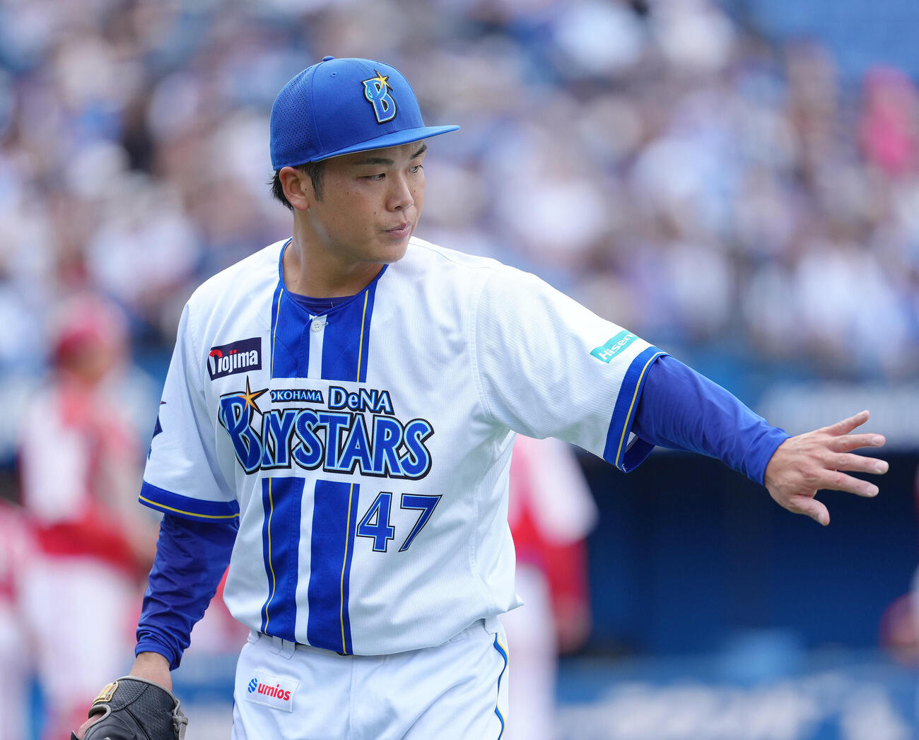 練習試合　DeNA対Honda 3回を無失点で終えタッチを交わすDeNA片山皓心（撮影・足立雅史）