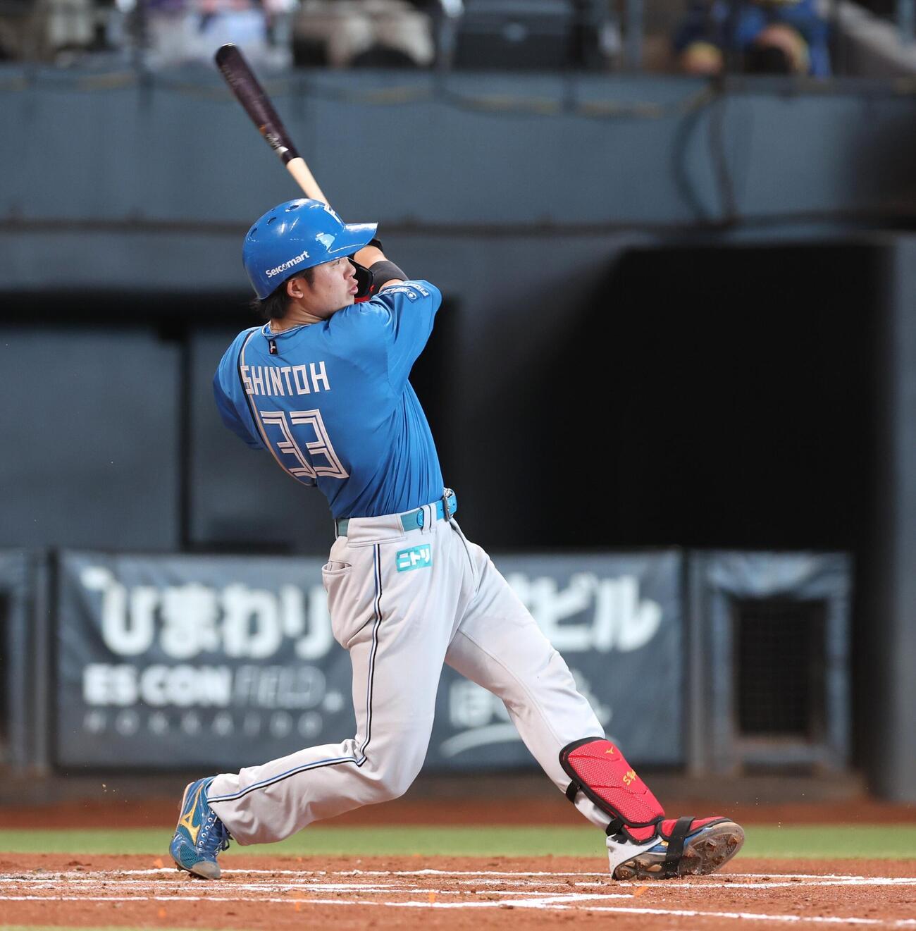 日本ハム紅白戦　2回表紅組2死一、二塁、3点本塁打を放つ進藤勇也（撮影・黒川智章）