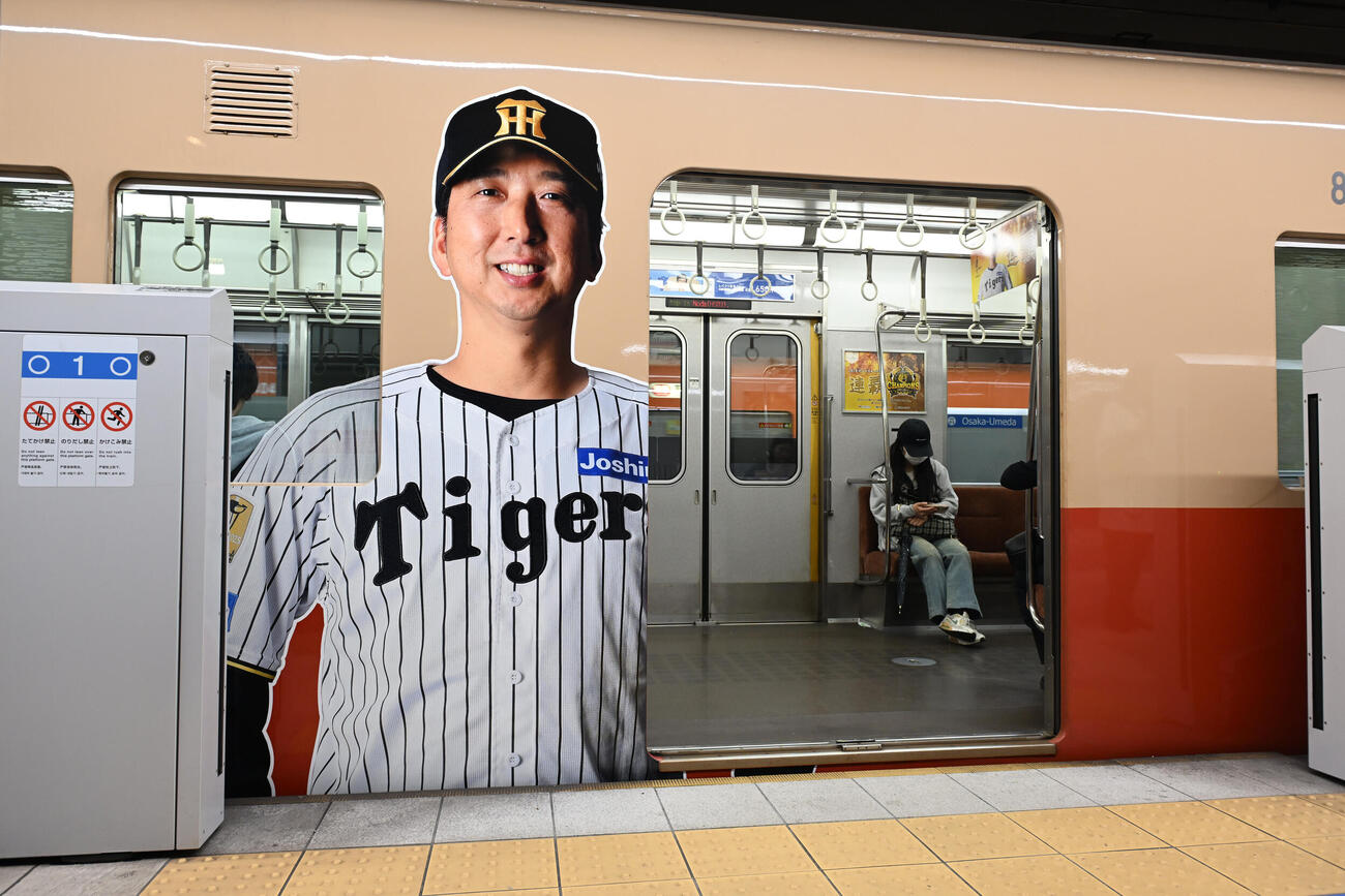 梅田駅に入線した阪神連覇のラッピングトレイン（撮影・和賀正仁）