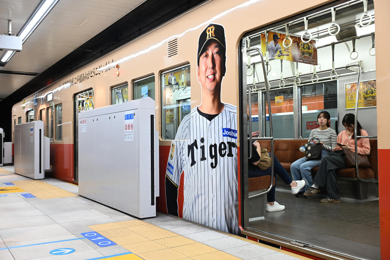 梅田駅に入線した阪神連覇のラッピングトレイン（撮影・和賀正仁）