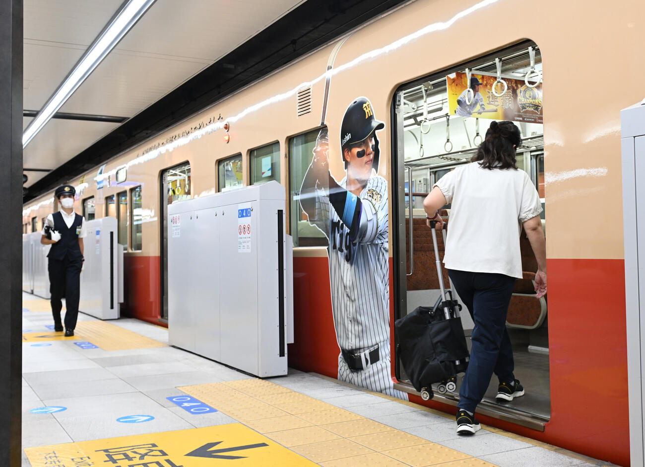 梅田駅に入線した阪神連覇のラッピングトレイン（撮影・和賀正仁）