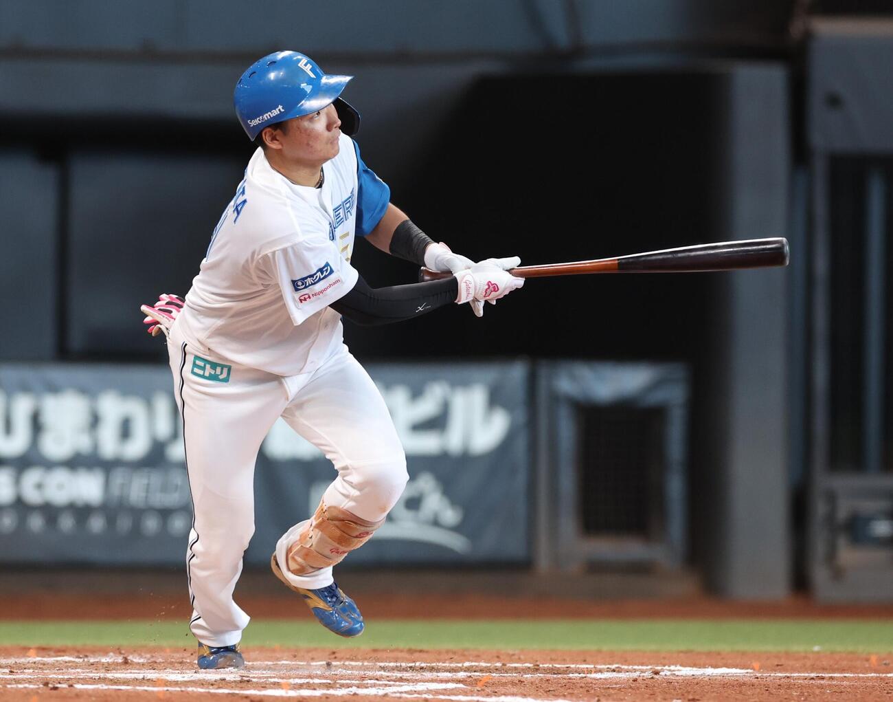 日本ハム紅白戦　7回裏白組1死、中飛に終わる山県秀（撮影・黒川智章）
