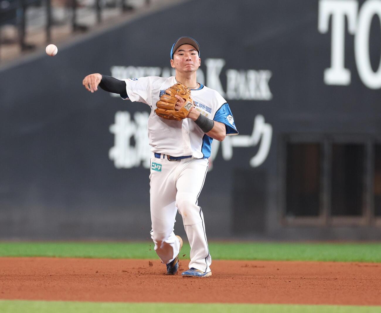 日本ハム紅白戦　8回表紅組1死、万波中正の遊ゴロをさばく山県秀（撮影・黒川智章）