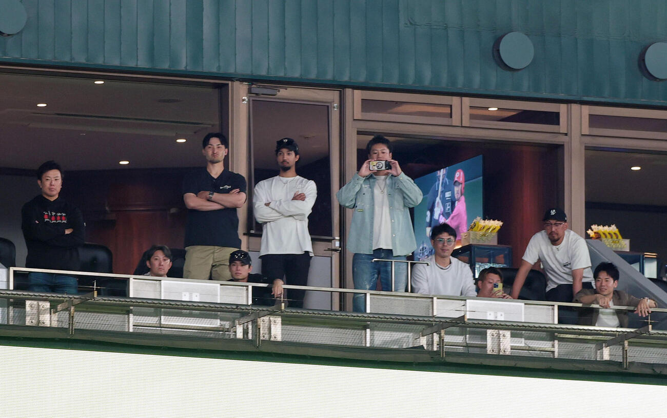 阪神対広島　阪神西勇輝の引退試合に駆けつけたオリックスの選手たち（撮影・上山淳一）